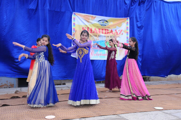 few girls dancing on independence day at Shahbaaz school and PU college Gulbarga